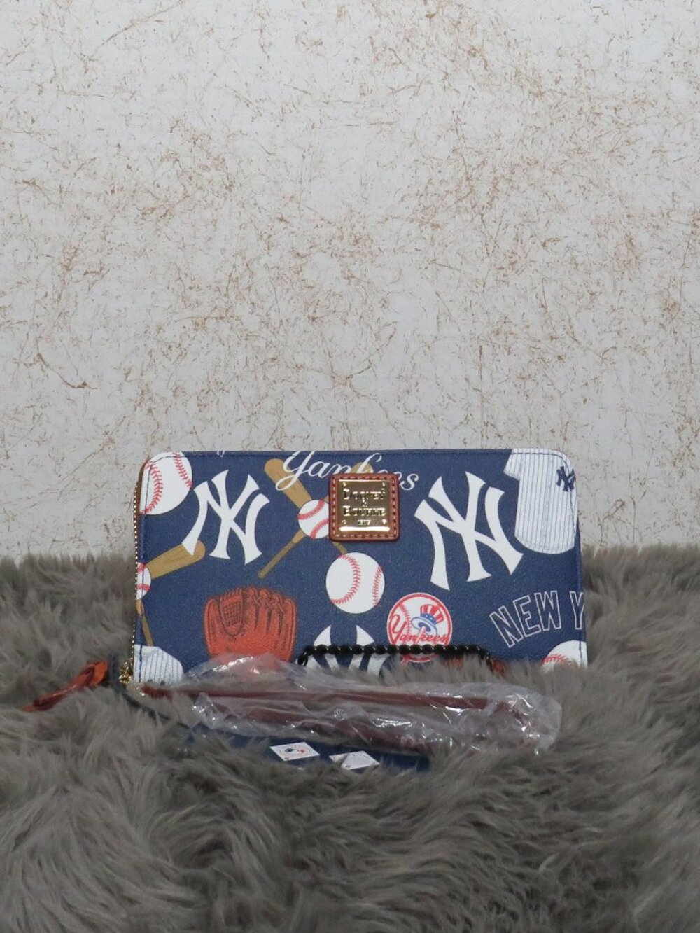 Dooney & Bourke MLB New York Yankees Large Zip Around Wristlet (Navy)